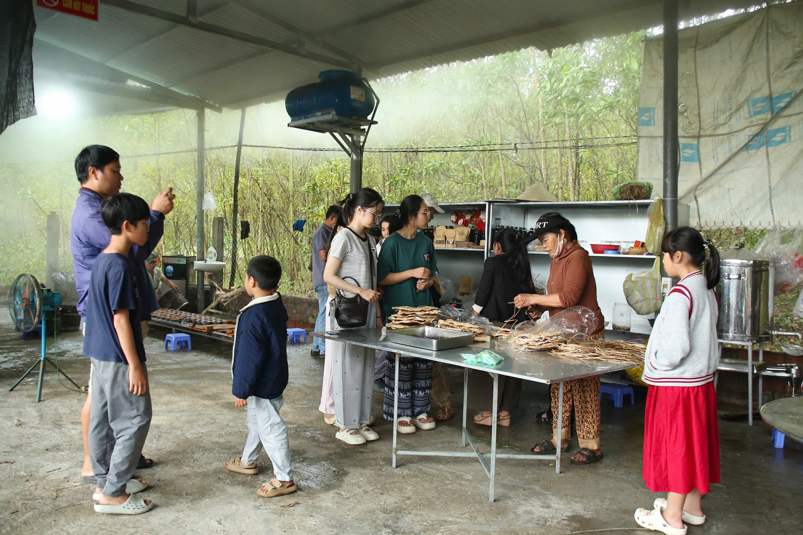 Gia đình tham quan lò đường đất Quảng