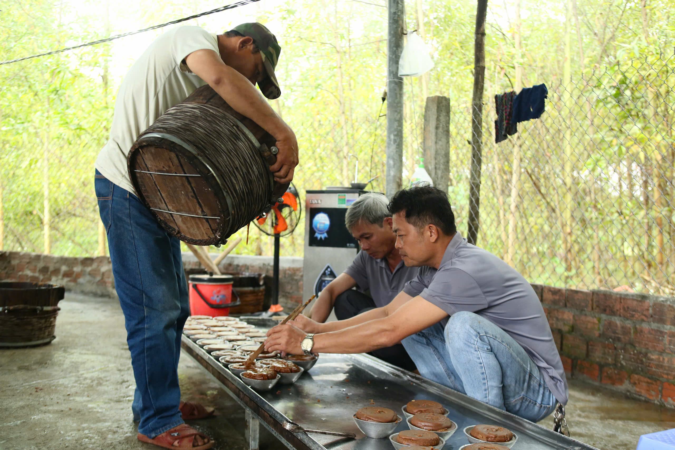 Đúc đường vào khuôn bát thủ công