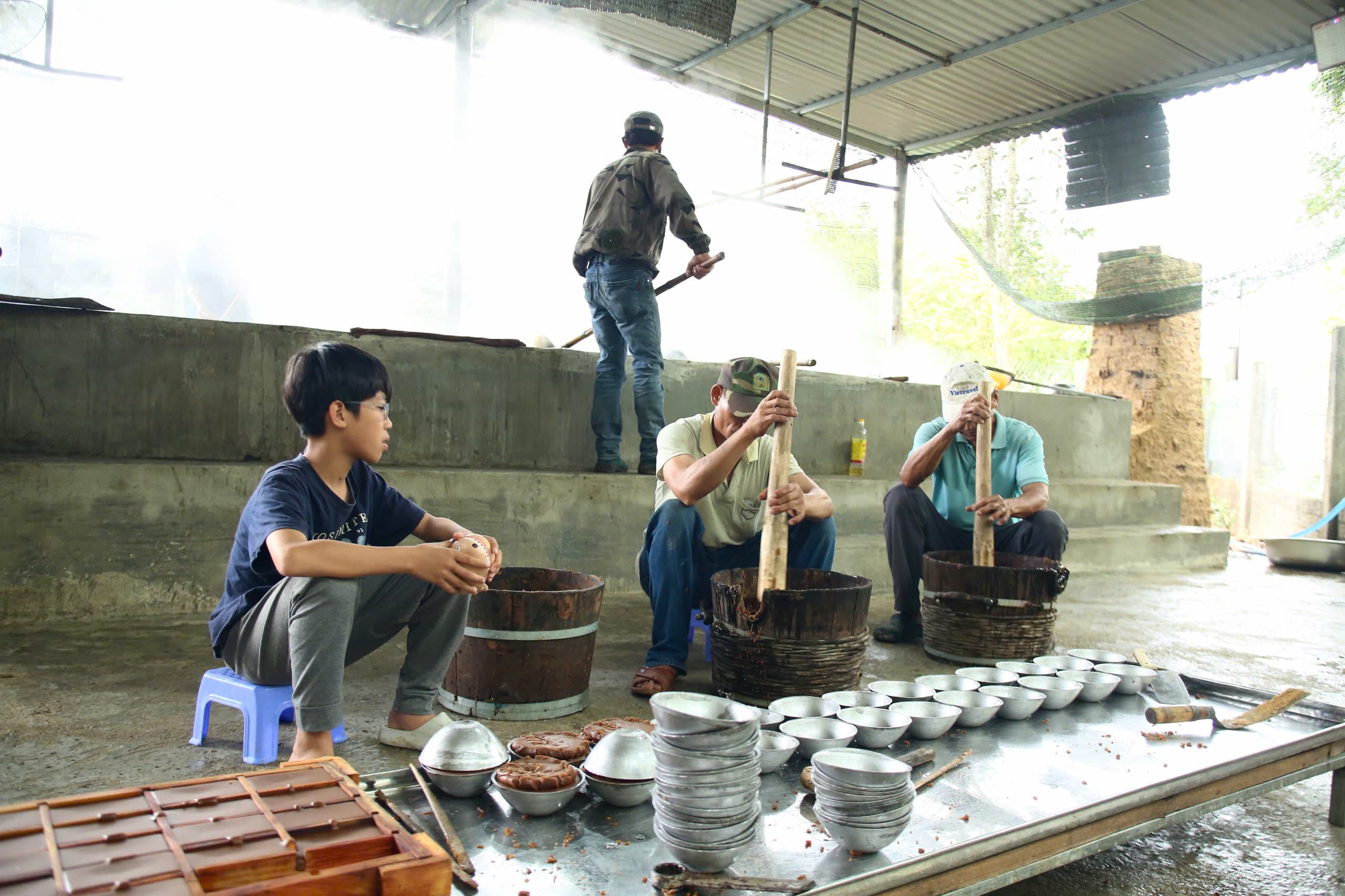 Sản phẩm đường thủ công bán tại lò